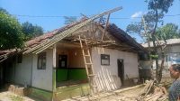 RUSAK: Kondisi bangunan rumah milik Kampung Cijolang, RT 03/RW 05, Desa Parakanlima, Kecamatan Cikembar, rusak diguncang gempa berkekuatan 4,6 SR pada Kamis (14/12).(foto : ist)