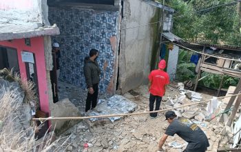 RUSAK : Kondisi bangunan rumah warga di wilayah Kecamatan Kabandungan, rusak akibat guncangan gempa bumi pada Kamis (14/12).(foto :ist)
