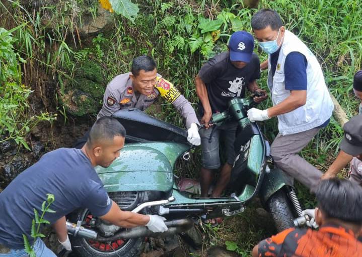 Pengendara Vespa Tewas Masuk Jurang di Sukamakmur