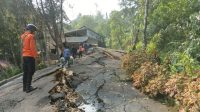 Kawasan Puncak, Kabupaten Bogor diterjang longsor, Minggu (24/12/1/2023). Longsor mengakibatkan jalan terbelah.