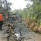 Kawasan Puncak, Kabupaten Bogor diterjang longsor, Minggu (24/12/1/2023). Longsor mengakibatkan jalan terbelah.