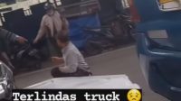 BOGOR -- Wanita paruh baya tewas terlindas truk di Jalan Raya Ciawi- Sukabumi Rabu (27/12/2023). Kecelakan Lalulintas itu terekam kamera ponsel warga dan di posting di media sosial.