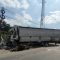 Truk bermuatan air mineral dalam kemasan diduga rem blong hantam pengendara sepeda motor dan rumah warga di Kecamatan Gekbrong, Kabupaten Cianjur, Jawa Barat, Kamis (21/12/2023).(Ahmad Fikri)