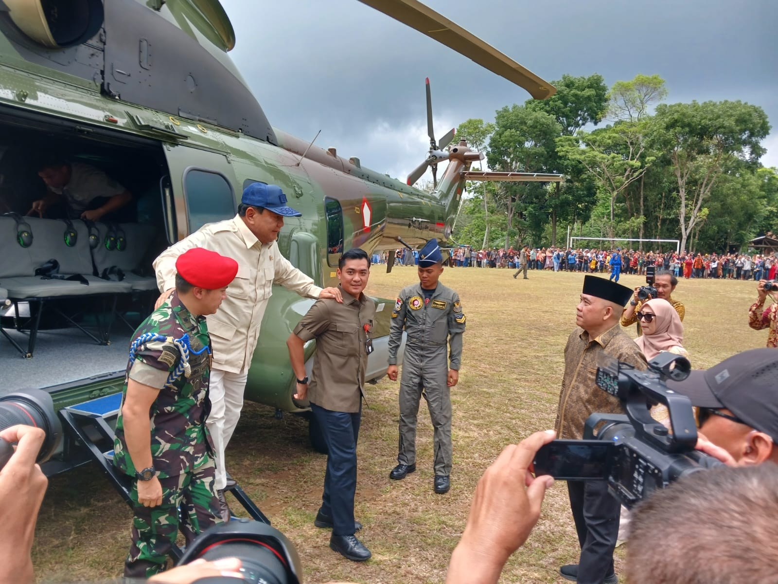 DISAMBUT : Menteri Pertahanan Prabowo Subianto saat disambut Anggota DPR RI Fraksi Gerindra Heri Gunawan.(foto : ist)
