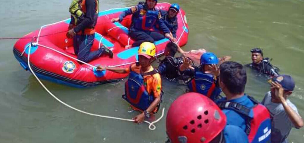Evakuasi korban tenggelam di Sungai Cianten, Leuwiliang pada Selasa (5/12/2023). FOTO BPBD KABUPATEN BOGOR