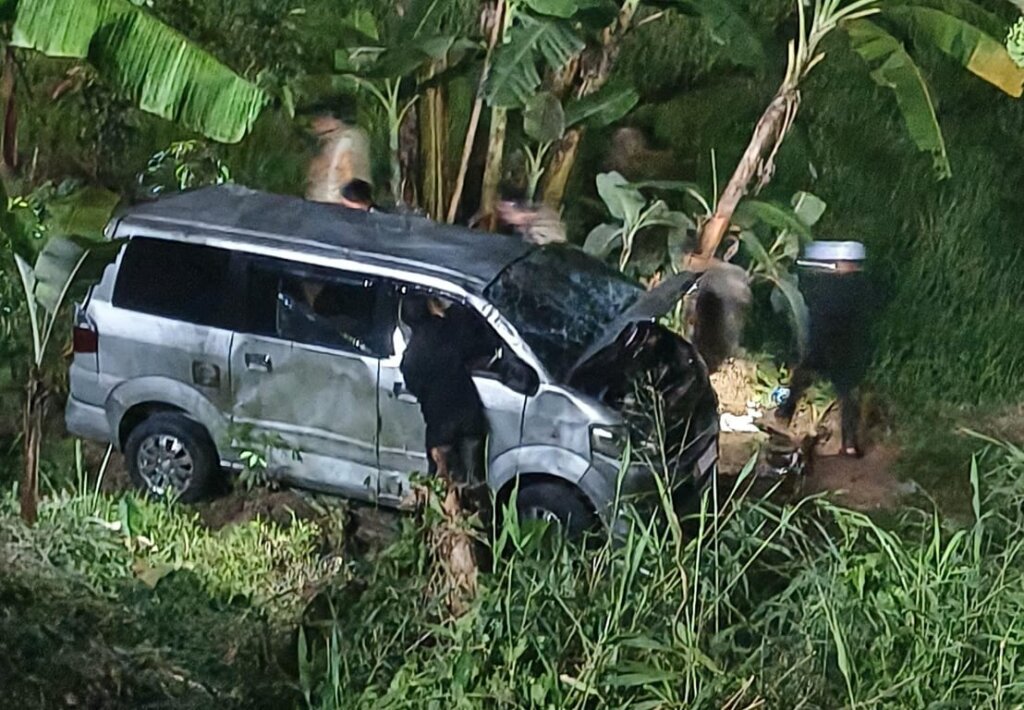 Kondisi mini bus setelah terperosok di jalur alternatif Puncak, Selasa (18/12/2023) malam.
