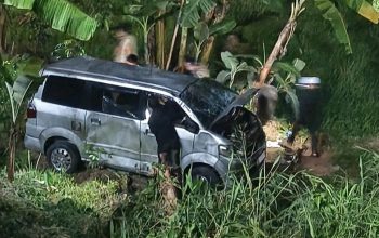 Kondisi mobil mini bus setelah terperosok di jalur alternatif Puncak, Selasa (18/12/2023) malam.