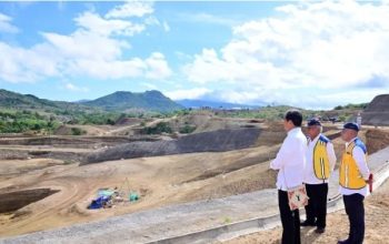 Jokowi setelah meninjau progres pembangunan Bendungan Mbay di Nagekeo, NTT, Selasa.