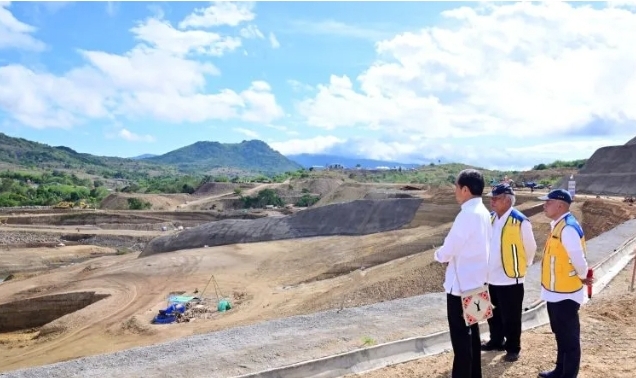 Jokowi setelah meninjau progres pembangunan Bendungan Mbay di Nagekeo, NTT, Selasa.