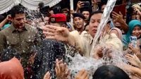 Ribuan warga Jampang kulon teseyum saat Menteri Pertahanan Prabowo Subianto menyerahkan langsung bantuan pipa untuk penyaluran air bersih di Kecamatan Jampang Kulon, Kecamatan Cimanggu, dan Kecamatan Purabaya, Kabupaten Sukabumi, pada Sabtu (30/12/2023).