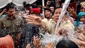 Senyuman Warga Jampang Saat Dibantu Pipa Air Bersih Oleh Menhan Prabowo