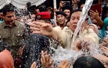 Ribuan warga Jampang kulon teseyum saat Menteri Pertahanan Prabowo Subianto menyerahkan langsung bantuan pipa untuk penyaluran air bersih di Kecamatan Jampang Kulon, Kecamatan Cimanggu, dan Kecamatan Purabaya, Kabupaten Sukabumi, pada Sabtu (30/12/2023).