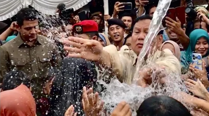 Ribuan warga Jampang kulon teseyum saat Menteri Pertahanan Prabowo Subianto menyerahkan langsung bantuan pipa untuk penyaluran air bersih di Kecamatan Jampang Kulon, Kecamatan Cimanggu, dan Kecamatan Purabaya, Kabupaten Sukabumi, pada Sabtu (30/12/2023).