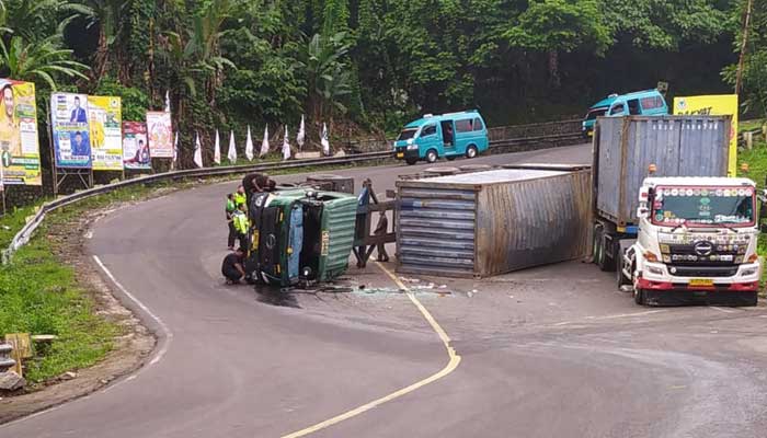Truk terguling Tanjakan Baued Sukabumi