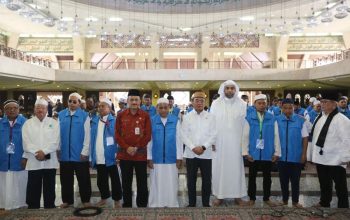 Menko PMK Muhadjir Effendy saat menghadiri Dzikir Akbar Nasional dan Deklarasi 1.000 Calon Trainer Al Quran Braille di Jakarta, Kamis (30/11/2023). (Kemenko PMK)