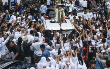 Calon presiden nomor urut 2 Prabowo Subianto membagikan kaos saat mengunjungi Pondok Pesantren Cipasung, Singaparna, Kabupaten Tasikmalaya, Jawa Barat, Sabtu (2/12/2023). (Galih Pradipta)