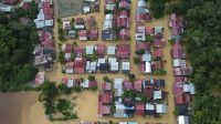 Banjir melanda permukiman penduduk di Desa Pasi Masjid, Meureubo, Aceh Barat, Aceh, Selasa (12/12/2023). (SYIFA YULINNAS)