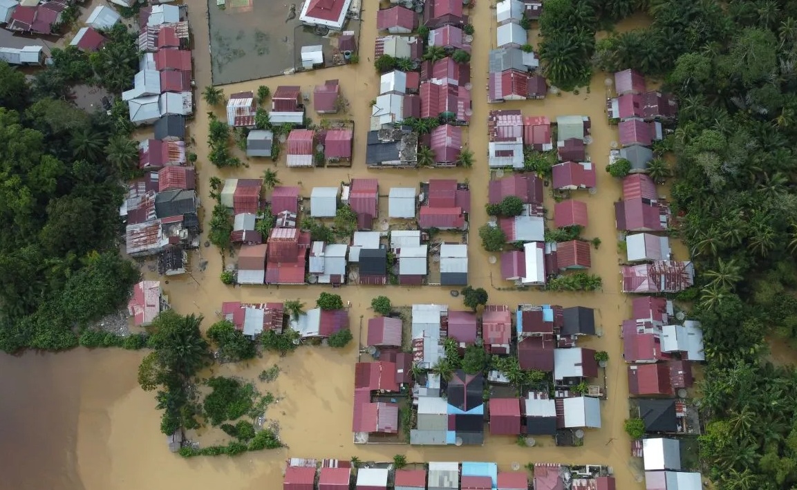 Banjir melanda permukiman penduduk di Desa Pasi Masjid, Meureubo, Aceh Barat, Aceh, Selasa (12/12/2023). (SYIFA YULINNAS)
