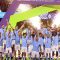 Pesepak bola Manchester City Kyle Walker (tengah) mengangkat tropi bersama rekannya setelah timnya berhasil menjuarai Piala Dunia Antarklub 2023 seusai laga final melawan Fluminense di King Abdullah Sports City, Jeddah, Arab Saudi​​​​​​​, Sabtu (23/12/2023). (Reuters/Ahmed Yosri)