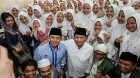 Calon presiden Prabowo Subianto (keenam kanan) bersama Ketua Umum Partai Demokrat Agus Harimurti Yudhoyono (kelima kiri) berfoto bersama para santri saat kampanye perdana di Pondok Pesantren Miftahul Huda, Tasikmalaya, Jawa Barat, Sabtu (2/12/2023) (Dokumentasi Partai Demokrat)