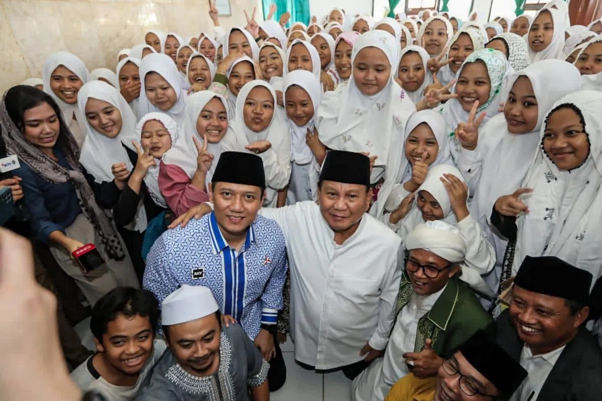 Calon presiden Prabowo Subianto (keenam kanan) bersama Ketua Umum Partai Demokrat Agus Harimurti Yudhoyono (kelima kiri) berfoto bersama para santri saat kampanye perdana di Pondok Pesantren Miftahul Huda, Tasikmalaya, Jawa Barat, Sabtu (2/12/2023) (Dokumentasi Partai Demokrat)