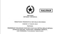 Presiden Jokowi menandatangani Peraturan Pemerintah Nomor 15 Tahun 2023, menegaskan komitmennya untuk meningkatkan kesejahteraan masyarakat melalui pemberian THR dan Gaji ke-13 (Adib Ahsan Khuluqa)