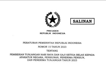 Presiden Jokowi menandatangani Peraturan Pemerintah Nomor 15 Tahun 2023, menegaskan komitmennya untuk meningkatkan kesejahteraan masyarakat melalui pemberian THR dan Gaji ke-13 (Adib Ahsan Khuluqa)