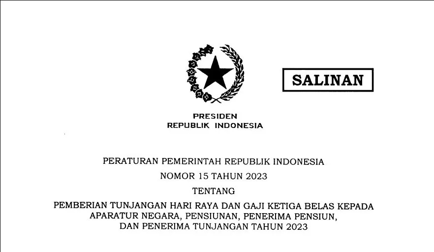 Presiden Jokowi menandatangani Peraturan Pemerintah Nomor 15 Tahun 2023, menegaskan komitmennya untuk meningkatkan kesejahteraan masyarakat melalui pemberian THR dan Gaji ke-13 (Adib Ahsan Khuluqa)
