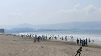 Objek wisata Pantai Citepus yang berada di Desa Citepus, Kecamatan Palabuhanratu, Kabupaten Sukabumi, Jawa Barat yang mulai dipadati wisatawan pada Minggu, (24/12/2023).