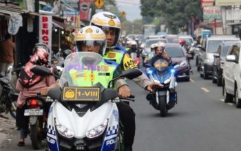 Kapolda Jawa Barat Irjen Akhmad Wiyagus menyusuri Jalur Puncak, Kabupaten Bogor, Jawa Barat, Senin (25/12/2023). (Humas Polres Bogor)