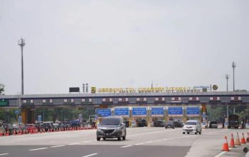 Suasana lalu lintas di Gerbang Tol Cikampek. (Jasa Marga)