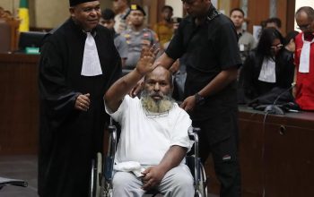 Terdakwa kasus dugaan suap dan penerimaan gratifikasi Lukas Enembe menyapa pendukunggnya usai menjalani sidang putusan di Pengadilan Tipikor, Jakarta, Kamis (19/10/2023). (FEDRIK TARIGAN/ JAWA POS)