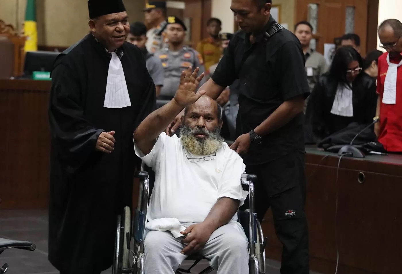 Terdakwa kasus dugaan suap dan penerimaan gratifikasi Lukas Enembe menyapa pendukunggnya usai menjalani sidang putusan di Pengadilan Tipikor, Jakarta, Kamis (19/10/2023). (FEDRIK TARIGAN/ JAWA POS)
