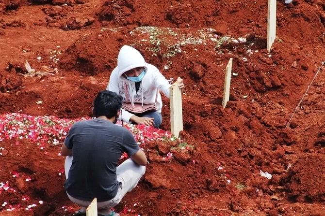 Ilustrasi pemakaman jenazah positif Covid-19. Foto: Dery Ridwansah/ JawaPos.com