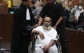 Terdakwa kasus dugaan suap dan penerimaan gratifikasi Lukas Enembe menyapa pendukunggnya usai menjalani sidang putusan di Pengadilan Tipikor, Jakarta, Kamis (19/10/2023). (FEDRIK TARIGAN/ JAWA POS)