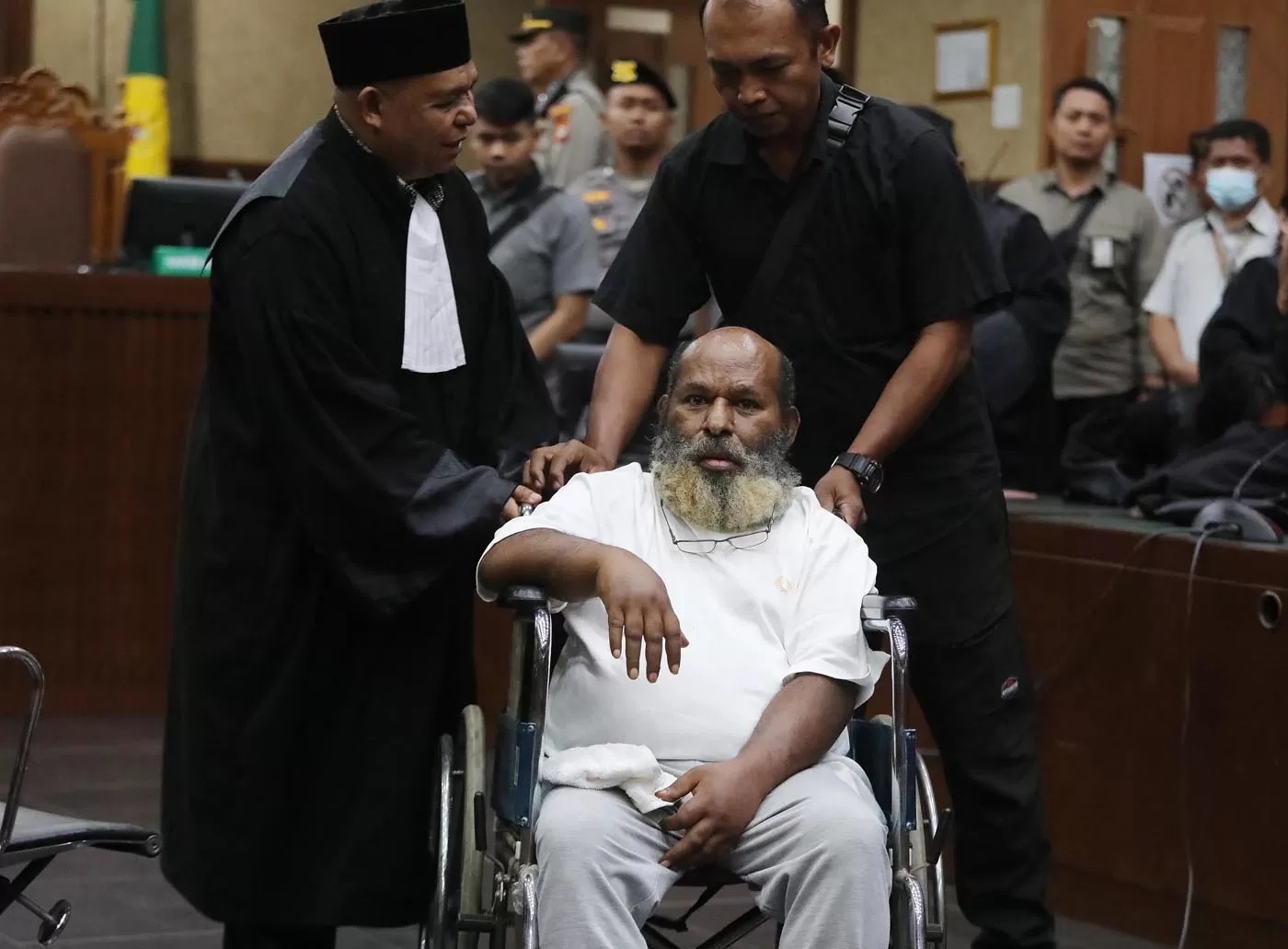 Terdakwa kasus dugaan suap dan penerimaan gratifikasi Lukas Enembe menyapa pendukunggnya usai menjalani sidang putusan di Pengadilan Tipikor, Jakarta, Kamis (19/10/2023). (FEDRIK TARIGAN/ JAWA POS)