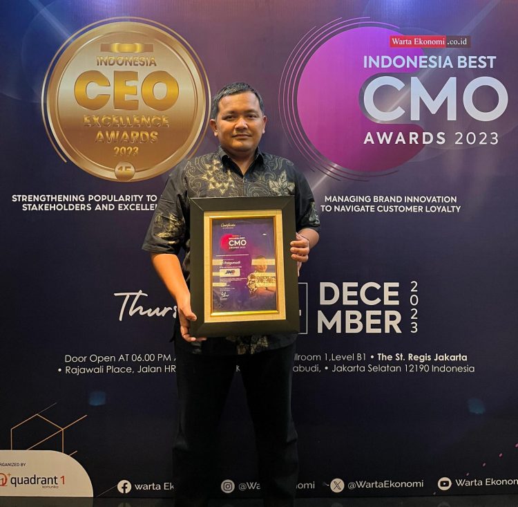 PRESTASI: Eri Palgunadi menerima penghargaan di Indonesia Best CMO Award 2023. (ist)