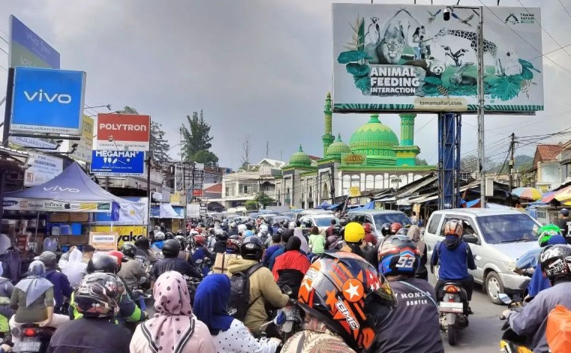 Kondisi lalu lintas di Jalur Wisata Puncak, Kabupaten Bogor, Jawa Barat. (M Fikri Setiawan)