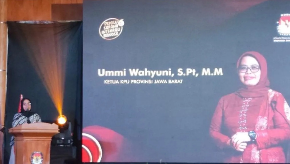 Ketua KPU Jawa Barat Ummi Wahyuni memberikan keterangan dalam capacity building dan media gathering di Subang, Jawa Barat, Selasa (26/12/2023). (Ricky Prayoga)