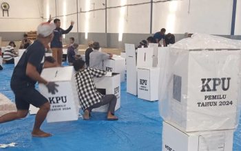 Sejumlah pekerja saat merakit kotak suara di gudang logistik KPU Kota Cirebon, Jawa Barat, Sabtu (23/12/2023), sebelum didistribusikan ke sejumlah TPS di daerah itu. (Fathnur Rohman)