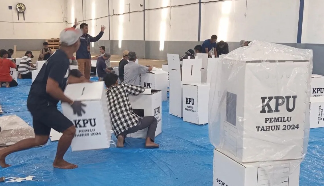 Sejumlah pekerja saat merakit kotak suara di gudang logistik KPU Kota Cirebon, Jawa Barat, Sabtu (23/12/2023), sebelum didistribusikan ke sejumlah TPS di daerah itu. (Fathnur Rohman)
