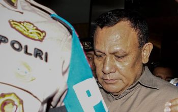 Ketua nonaktif KPK Firli Bahuri berjalan keluar Gedung Bareskrim usai pemeriksaan di Bareskrim Polri, Jakarta, Rabu (27/12/2023). (Asprilla Dwi Adha)