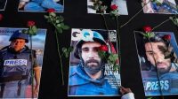 Warga menaruh bunga mawar di atas sejumlah foto jurnalis peliput konflik Israel di Gaza, Palestina pada aksi damai di Solo, Jawa Tengah, Minggu (17/12/2023). (Maulana Surya)