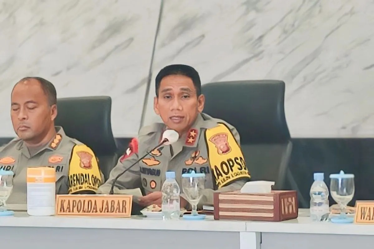 Kapolda Jabar Irjen Akhmad Wiyagus (kanan) saat memberikan keterangan kepada awak media di Polrestabes Bandung, Kota Bandung, Jawa Barat, Jumat (29/12/2023). (Polda Jabar)
