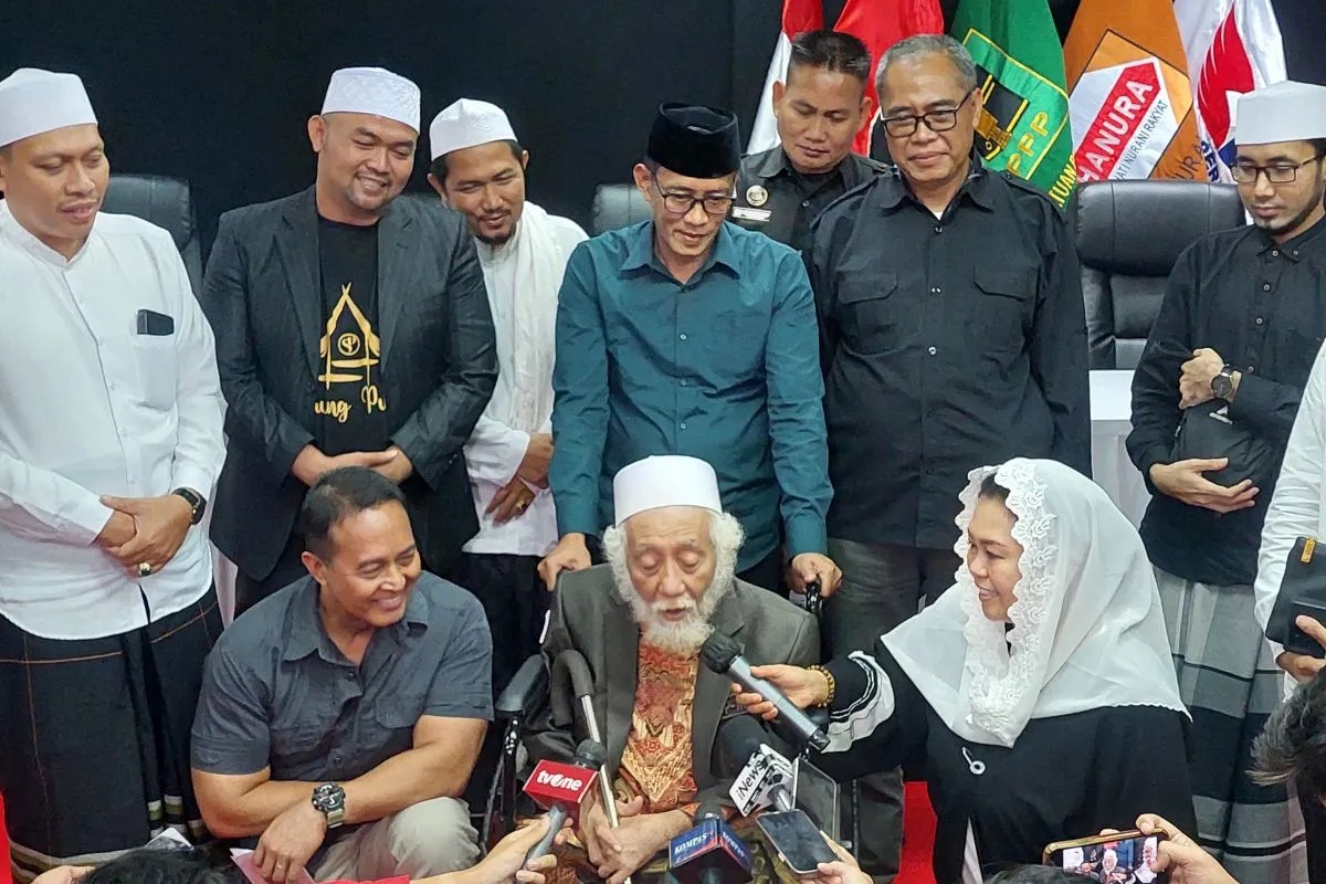 Kiai Abuya Muhtadi (tengah) memberikan keterangan pers terkait dukungan kepada Ganjar-Mahfud di Kantor TPN Ganjar-Mahfud, Jakarta, Minggu (3/12/2023). (Muhammad Ramdan)