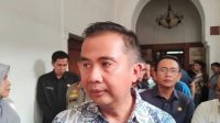 Penjabat (Pj) Gubernur Jawa Barat Bey Triadi Machmudin memberikan keterangan di Gedung Sate Bandung, Jumat (29/12/2023). (Ricky Prayoga)