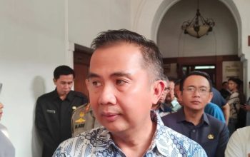 Penjabat (Pj) Gubernur Jawa Barat Bey Triadi Machmudin memberikan keterangan di Gedung Sate Bandung, Jumat (29/12/2023). (Ricky Prayoga)