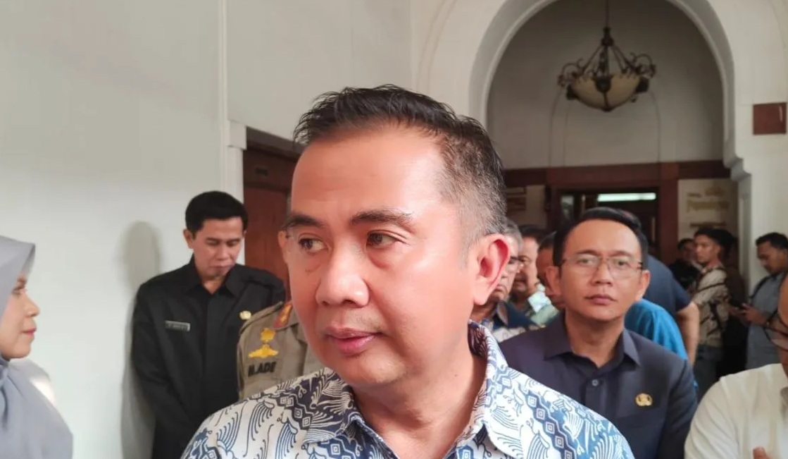 Penjabat (Pj) Gubernur Jawa Barat Bey Triadi Machmudin memberikan keterangan di Gedung Sate Bandung, Jumat (29/12/2023). (Ricky Prayoga)