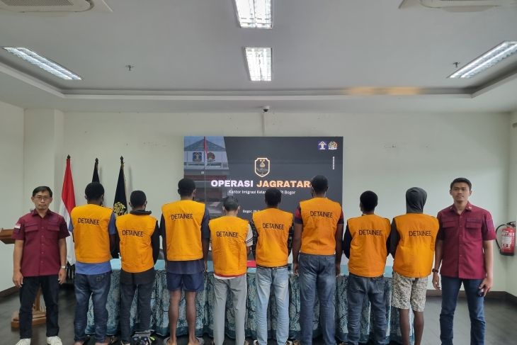 Delapan WNA asal India dan Nigeria yang diamankan diKantor Imigrasi Kelas I Non TPI Bogor karena melanggar lama tinggal dan tidak memiliki dokumen. (Linna Susanti)