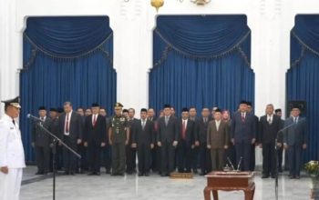 Situasi saat Penjabat (Pj) Gubernur Jawa Barat Bey Triadi Machmudin melantik Pj Bupati Bogor Asmawa Tosepu di Gedung Sate Bandung, Sabtu (30/12/2023). (Ricky Prayoga)